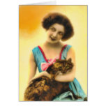 Chica con la tarjeta del gato del mascota