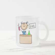 Chica con la taza de la mochila