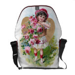 Chica con los rosas bolsas messenger
