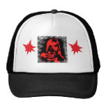 Chica con un arma gorras