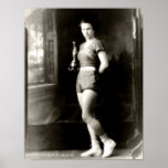 Chica con un trofeo del baloncesto posters