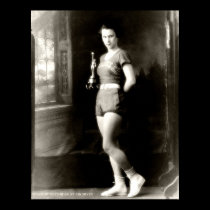 Chica con un trofeo del baloncesto posters