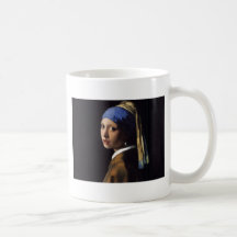Chica con una pintura del pendiente de la perla po tazas de café