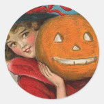 Chica de Halloween del vintage y una calabaza Pegatinas Redondas