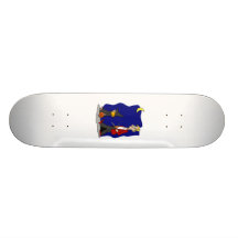 Chica de la bruja del truco o de la invitación tablas de patinar