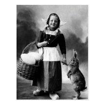 Chica de la foto de Pascua del vintage con el cone Postal