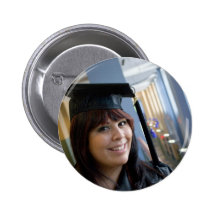 Chica de la graduación en casquillo y vestido pins