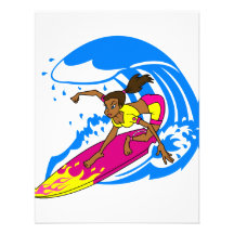 Chica de la persona que practica surf comunicados