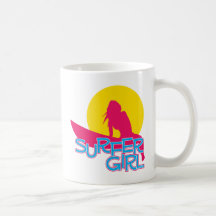 Chica de la persona que practica surf taza de café