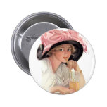 Chica de la soda que sorbe en gorra