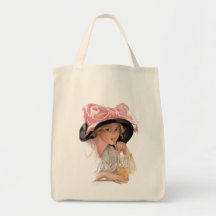 Chica de la soda que sorbe en gorra bolsas de mano