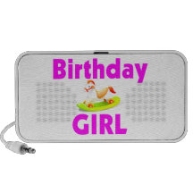 Chica del cumpleaños con el caballo mecedora portátil altavoces