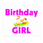 Chica del cumpleaños con el caballo mecedora tarjeta postal