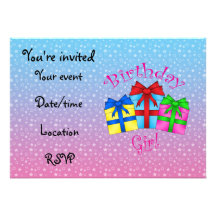 Chica del cumpleaños en rosa con los presentes invitacion personalizada