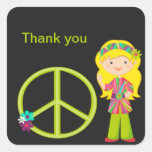 Chica del Hippie con el pegatina de los chicas del