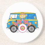 Chica del Hippie con los tambores y la autocaravan Posavasos Personalizados