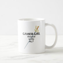 Chica del videojugador vestido al puño tazas de café