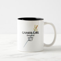 Chica del videojugador vestido al puño taza