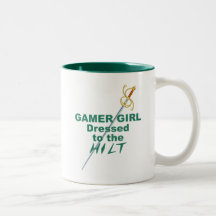 Chica del videojugador vestido al puño tazas