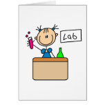 Chica en tarjeta del laboratorio de ciencia
