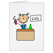 Chica en tarjeta del laboratorio de ciencia