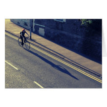 Chica en una bicicleta (proceso cruzado) tarjeton