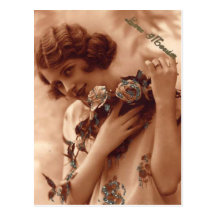 Chica francés del vintage con la postal de los ros
