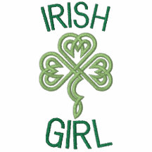 Chica irlandés con los corazones célticos del nudo