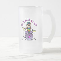 Chica ligero del batería tazas de café