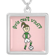 Chica ligero del fútbol en uniforme del verde joyería