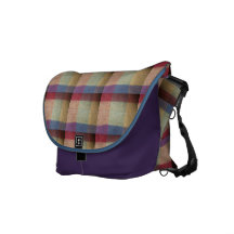 Chica material bolsa messenger