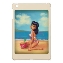 Chica modelo de la playa que se sienta