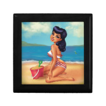 Chica modelo de la playa que se sienta caja de recuerdo