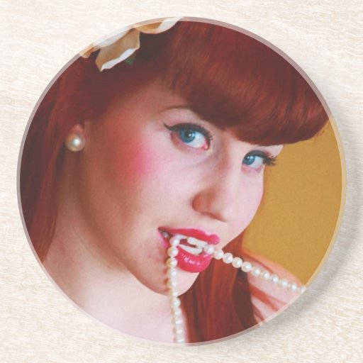 Chica modelo del Redhead que muerde un collar de l Posavasos Personalizados