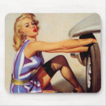 Chica modelo retro del mecánico de coche de Gil El Tapete De Raton