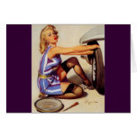 Chica modelo retro del mecánico de coche de Gil El Felicitación