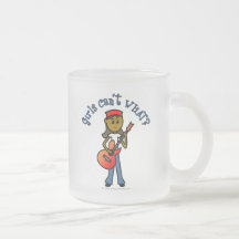 Chica oscuro que toca la guitarra taza de café