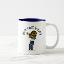 Chica oscuro que toca la trompeta taza de café
