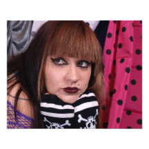 Chica punky con los cráneos arte fotográfico