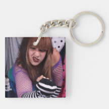 Chica punky con los cráneos llavero