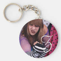 Chica punky con los cráneos llavero