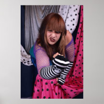 Chica punky con los cráneos posters