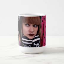 Chica punky con los cráneos taza