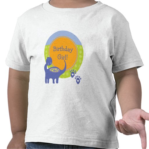 Chica púrpura del cumpleaños del dinosaurio con lo camiseta