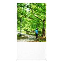 Chica que activa con el perro tarjeta fotografica personalizada