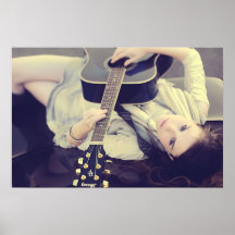 chica que toca la guitarra en un tejado del coche posters
