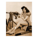 Chica retro del artillero de máquina de las mujere postales