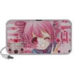 Chica sonriente lindo con los peluches del kawaii mp3 altavoces