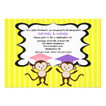 Chicas gemelos Monkeying alrededor la invitación d