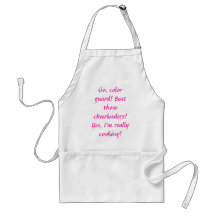 Chicas violentos en cocinas delantales